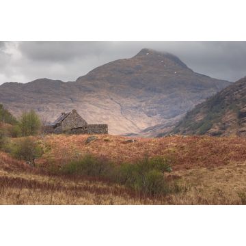 Lais Puzzle - Ein einsames altes Steinhaus in einer stimmungsvollen Berglandschaft auf der abgelegenen und zerklüfteten Halbinsel Knoydart in den schottischen Highlands, Westküste Schottlands - 2.000 Teile