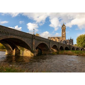 Lais Puzzle - Der Fluss Tweed bei Peebles, mit der Tweed Bridge und der alten Pfarrkirche, Scottish Borders, UK - 1.000 Teile