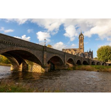 Lais Puzzle - Der Fluss Tweed bei Peebles, mit der Tweed Bridge und der alten Pfarrkirche, Scottish Borders, UK - 2.000 Teile