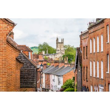 Lais Puzzle - Blick durch eine schmale Straße auf die Kathedrale in Winchester, Großbritannien, im Frühsommer - 2.000 Teile