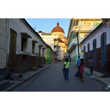 Lais Puzzle - Kuppel der von der Morgensonne beleuchteten Kirche, Cap Haitien, Republik Haiti - 2.000 Teile