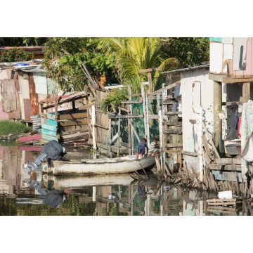Lais Puzzle - Kinder spielen in einem Boot in einem Slum am Wasser in Honduras - 1.000 Teile