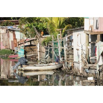 Lais Puzzle - Kinder spielen in einem Boot in einem Slum am Wasser in Honduras - 2.000 Teile