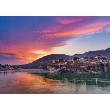 Lais Puzzle - Abenddämmerung in Rishikesh, heilige Stadt und Reiseziel in Indien. Farbenfroher Himmel und Wolken, die sich über dem Ganges spiegeln - 1.000 Teile