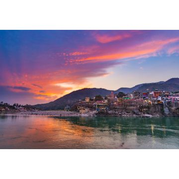 Lais Puzzle - Abenddämmerung in Rishikesh, heilige Stadt und Reiseziel in Indien. Farbenfroher Himmel und Wolken, die sich über dem Ganges spiegeln - 2.000 Teile