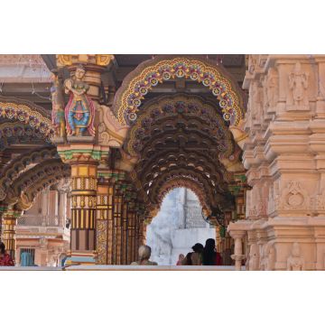 Lais Puzzle - Die bunt verzierten Bögen aus burmesischem Teakholz in einem Hindu-Tempel in Ahmedabad, Indien - 2.000 Teile
