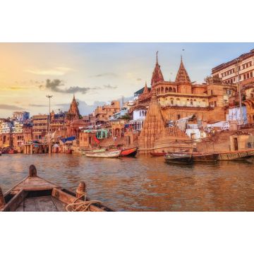 Lais Puzzle - Ghat am Ganges in Varanasi mit antiker Architektur, betrachtet von einem Boot auf dem Fluss bei Sonnenuntergang - 2.000 Teile