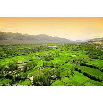 Lais Puzzle - Luftaufnahme vom Aussichtspunkt des Klosters Thiksey auf die umliegenden Himalaya-Berge und Dörfer in Ladakh. Kaschmir, Indien - 2.000 Teile