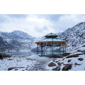 Lais Puzzle - Tsomgo (Changu) See. Ein heiliger natürlicher Gletschersee auf dem Gipfel eines Berges in Gangtok, Ost-Sikkim, Indien - 2.000 Teile