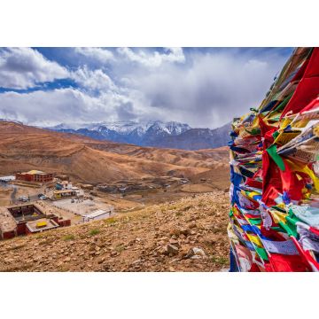 Lais Puzzle - Bunte Gebetsfahnen wehen im Wind mit dem Dorf Komic in den Himalaya-Bergen im Hintergrund im Spiti-Tal in Himachal Pradesh, Indien - 1.000 Teile