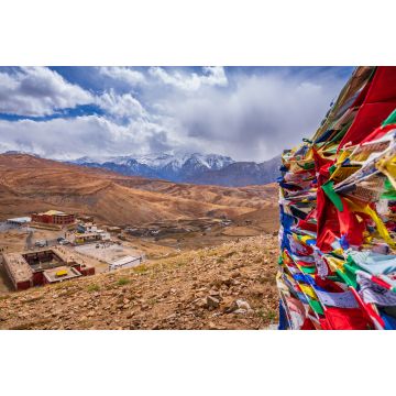 Lais Puzzle - Bunte Gebetsfahnen wehen im Wind mit dem Dorf Komic in den Himalaya-Bergen im Hintergrund im Spiti-Tal in Himachal Pradesh, Indien - 2.000 Teile