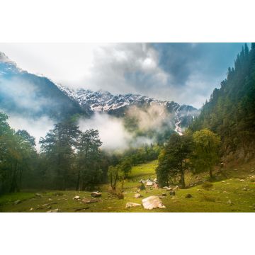 Lais Puzzle - Landschaft in den Bergen. Wandercampingplatz im malerischen Tal im Schoß des Himalaya-Bergwaldes, Himachal Pradesh, Indien - 2.000 Teile