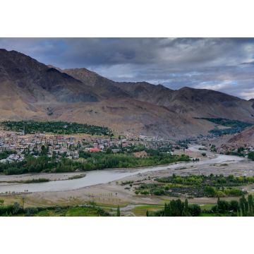 Lais Puzzle - Panoramablick auf den Fluss Indus und das Tal der Stadt Kargil mit den Bergen des Himalaya und dem blauen Wolkenhimmel im Hintergrund, Leh, Ladakh, Jammu und Kaschmir, Indien - 1.000 Teile