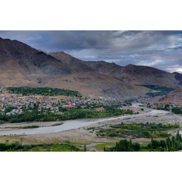 Lais Puzzle - Panoramablick auf den Fluss Indus und das Tal der Stadt Kargil mit den Bergen des Himalaya und dem blauen Wolkenhimmel im Hintergrund, Leh, Ladakh, Jammu und Kaschmir, Indien - 2.000 Teile