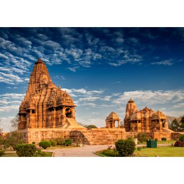 Lais Puzzle - Schönes Bild des Kandariya Mahadeva-Tempels, Khajuraho, Madhyapradesh, Indien, mit blauem Himmel und flauschigen Wolken im Hintergrund. Der Tempel ist weltweit bekannt und gehört zum UNESCO-Weltkulturerbe. - 1.000 Teile