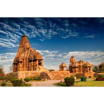 Lais Puzzle - Schönes Bild des Kandariya Mahadeva-Tempels, Khajuraho, Madhyapradesh, Indien, mit blauem Himmel und flauschigen Wolken im Hintergrund. Der Tempel ist weltweit bekannt und gehört zum UNESCO-Weltkulturerbe. - 2.000 Teile
