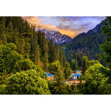 Lais Puzzle - Landschaft in den Bergen. Malerische Aussicht auf die goldene Stunde im Himalaya-Gebirge. Blick auf den Sonnenaufgang im dichten Wald des Himalaya-Dorfes Grahan, Kasol, Himachal Pradesh, Indien - 1.000 Teile
