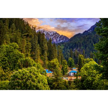 Lais Puzzle - Landschaft in den Bergen. Malerische Aussicht auf die goldene Stunde im Himalaya-Gebirge. Blick auf den Sonnenaufgang im dichten Wald des Himalaya-Dorfes Grahan, Kasol, Himachal Pradesh, Indien - 2.000 Teile