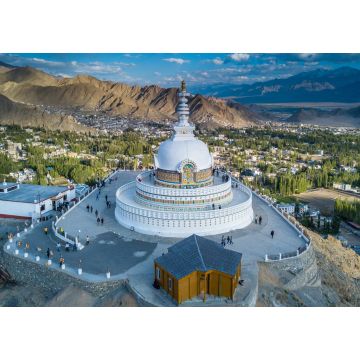 Lais Puzzle - Shanti Stupa buddhistische weiße Kuppel Stupa überblickt die Stadt Leh, Die Stupa ist eine der alten und ältesten Stupas in Leh Stadt, Ladakh, Jammu Kashmir, Indien - 1.000 Teile