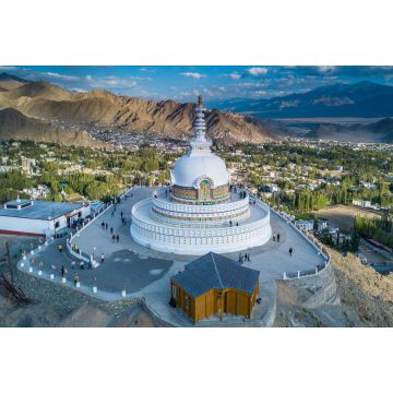 Lais Puzzle - Shanti Stupa buddhistische weiße Kuppel Stupa überblickt die Stadt Leh, Die Stupa ist eine der alten und ältesten Stupas in Leh Stadt, Ladakh, Jammu Kashmir, Indien - 2.000 Teile