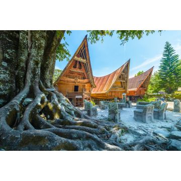 Lais Puzzle - Traditionelle Batak-Häuser in einer Reihe, Baumwurzeln im Vordergrund, orangefarbener Look. Ambarita Dorf, Toba See, Reiseziel in Sumatra, Indonesien - 2.000 Teile