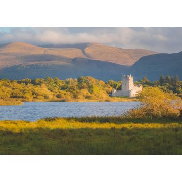 Lais Puzzle - Goldene Stunde des Sonnenuntergangs auf der malerischen Berglandschaft des historischen mittelalterlichen Ross Castle am See Lough Leane im Killarney National Park, County Kerry, Irland - 1.000 Teile