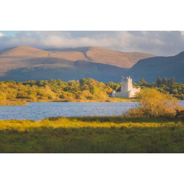 Lais Puzzle - Goldene Stunde des Sonnenuntergangs auf der malerischen Berglandschaft des historischen mittelalterlichen Ross Castle am See Lough Leane im Killarney National Park, County Kerry, Irland - 2.000 Teile