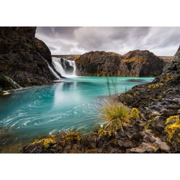 Lais Puzzle - Schöne Aussicht auf die Klippen mit einem Wasserfall im Hochland - 1.000 Teile