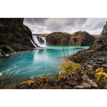 Lais Puzzle - Schöne Aussicht auf die Klippen mit einem Wasserfall im Hochland - 2.000 Teile