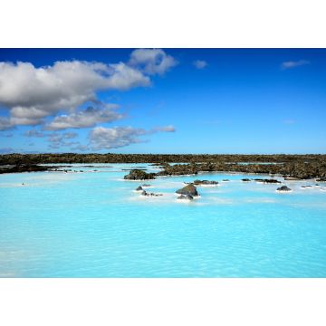 Lais Puzzle - Blaue Landschaft, blauer Himmel, geothermische Quellen der Blauen Lagune und dazwischen schwarze, moosbewachsene Lava, Island - 1.000 Teile