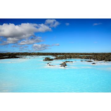Lais Puzzle - Blaue Landschaft, blauer Himmel, geothermische Quellen der Blauen Lagune und dazwischen schwarze, moosbewachsene Lava, Island - 2.000 Teile