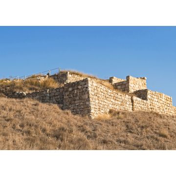 Lais Puzzle - Die steinernen Stadttore und die Stadtmauer der biblischen Stadt Tel Lachish in Israel mit dem untergehenden Mond am klaren blauen Himmel im Hintergrund - 1.000 Teile