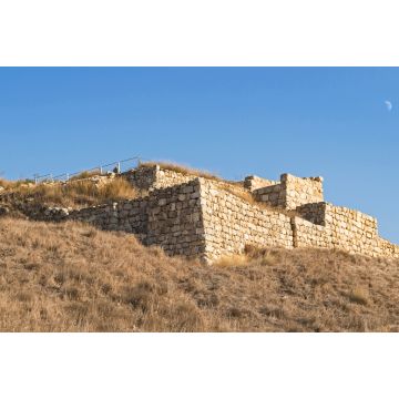 Lais Puzzle - Die steinernen Stadttore und die Stadtmauer der biblischen Stadt Tel Lachish in Israel mit dem untergehenden Mond am klaren blauen Himmel im Hintergrund - 2.000 Teile