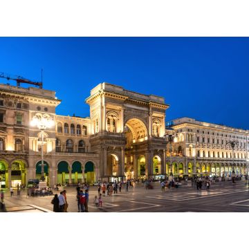 Lais Puzzle - Spaziergänger in der Nähe der Galerie Vittorio Emanuele II auf dem Domplatz, Mailand, Italien. Nachtansicht von Straße und Gebäuden - 1.000 Teile