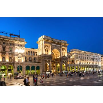 Lais Puzzle - Spaziergänger in der Nähe der Galerie Vittorio Emanuele II auf dem Domplatz, Mailand, Italien. Nachtansicht von Straße und Gebäuden - 2.000 Teile