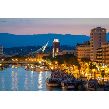 Lais Puzzle - Pescara (Italien) - Blick in der Abenddämmerung von der monumentalen Brücke Ponte del Mare auf den Kanal und den Hafen der Stadt Pescara, Region Abruzzen - 2.000 Teile
