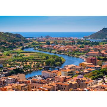 Lais Puzzle - Sardinien, Italien - Panoramablick auf die Stadt Bosa am Fluss Temo mit dem Ferienort Bosa Marina an der Mittelmeerküste vom Hügel der Burg Malaspina aus gesehen - 1.000 Teile