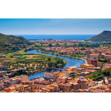 Lais Puzzle - Sardinien, Italien - Panoramablick auf die Stadt Bosa am Fluss Temo mit dem Ferienort Bosa Marina an der Mittelmeerküste vom Hügel der Burg Malaspina aus gesehen - 2.000 Teile