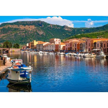 Lais Puzzle - Bosa, Sardinien, Italien - Panoramablick auf die Altstadt von Bosa am Temo-Flussufer mit bunten Mietshäusern und Booten - 1.000 Teile