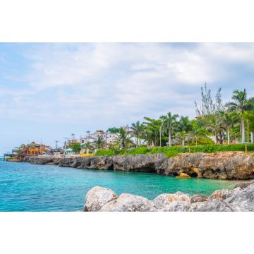 Lais Puzzle - Wunderschöne Klippenküste mit türkisfarbenem Meer auf einer Karibikinsel. Sonniger Sommerurlaubstag an der Küste von Montego Bay, Jamaika. Ein ideales tropisches Reiseziel. Margaritaville im Hintergrund - 2.000 Teile