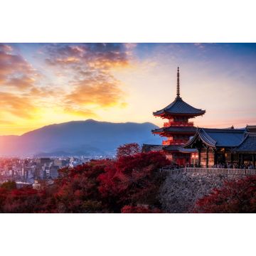 Lais Puzzle - Sonnenuntergang am Kiyomizu Dera Pagodentempel mit roten Ahornblättern oder Herbstlaub in der Herbstzeit. Bunte Bäume, Kyoto - 2.000 Teile