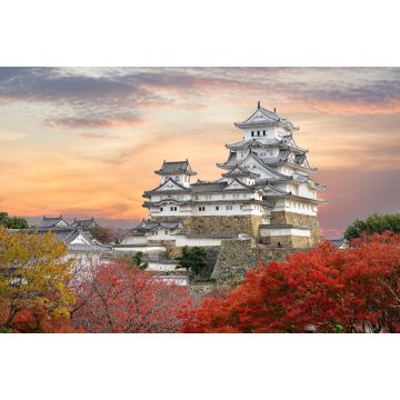 Lais Puzzle - Burg Himeji und rote Ahornblätter im abendlichen Sonnenlicht und Dämmerungshimmel in der Stadt Himeji, Präfektur Hyogo in Japan - 2.000 Teile