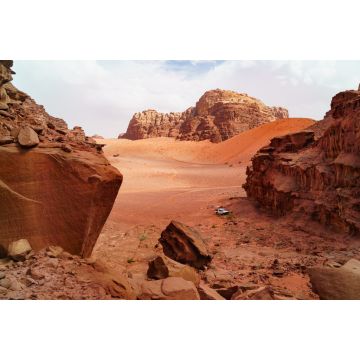 Lais Puzzle - Safari Jeep Auto in Wadi Rum Wüste, Jordanien, Das Tal des Mondes. Oranger Sand, Dunst, Wolken - 2.000 Teile