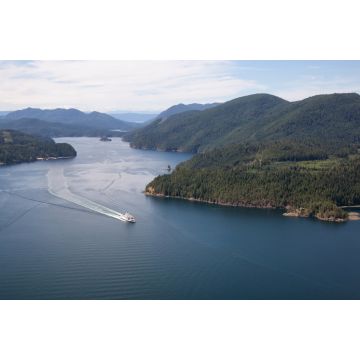 Lais Puzzle - Fähre auf der Fahrt zwischen den Inseln an einem sonnigen Sommertag. Aufgenommen in Sunshine Coast, BC, Kanada - 2.000 Teile