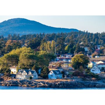 Lais Puzzle - Luftaufnahme der Küstenlandschaft, Häuser in Wohnlage am Meer und Berge am Wasser der Hafenbucht in Victoria, Kanada - 1.000 Teile