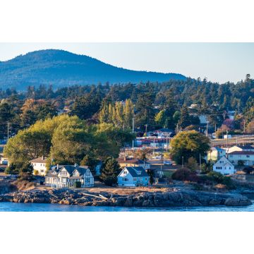 Lais Puzzle - Luftaufnahme der Küstenlandschaft, Häuser in Wohnlage am Meer und Berge am Wasser der Hafenbucht in Victoria, Kanada - 2.000 Teile