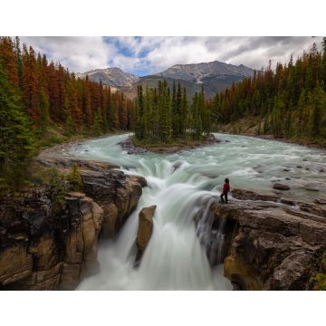 Lais Puzzle - Frau steht am Rande einer Klippe an einem wunderschönen Wasserfall in den kanadischen Rockies während eines Sommertages. Aufgenommen in Sunwapta Falls, Jasper, Alberta, Kanada - 40, 100, 200, 500, 1.000 & 2.000 Teile