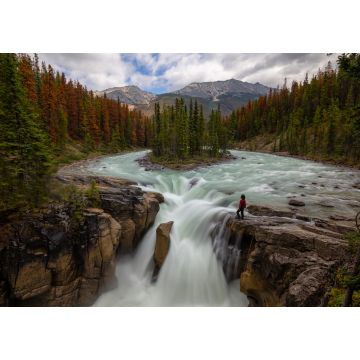 Lais Puzzle - Frau steht am Rande einer Klippe an einem wunderschönen Wasserfall in den kanadischen Rockies während eines Sommertages. Aufgenommen in Sunwapta Falls, Jasper, Alberta, Kanada - 1.000 Teile