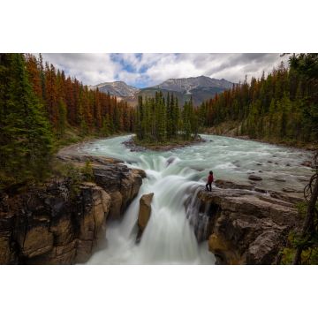 Lais Puzzle - Frau steht am Rande einer Klippe an einem wunderschönen Wasserfall in den kanadischen Rockies während eines Sommertages. Aufgenommen in Sunwapta Falls, Jasper, Alberta, Kanada - 2.000 Teile