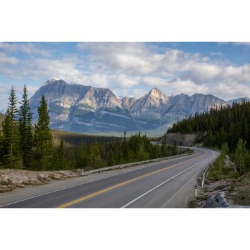 Lais Puzzle - Landschaftlich reizvolle Straße in den kanadischen Rockies an einem sonnigen und bewölkten Sommermorgen. Aufgenommen im Icefields Parkway, Banff National Park, Alberta, Kanada - 2.000 Teile